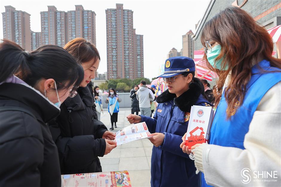 shanghai remembers lei feng with community service