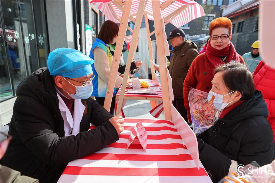 shanghai remembers lei feng with community service