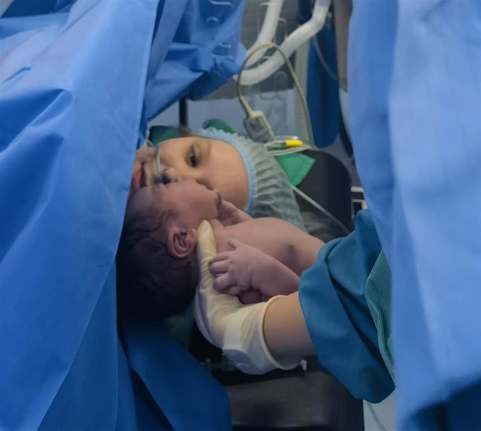 after heart scare, us woman delivers baby in shanghai