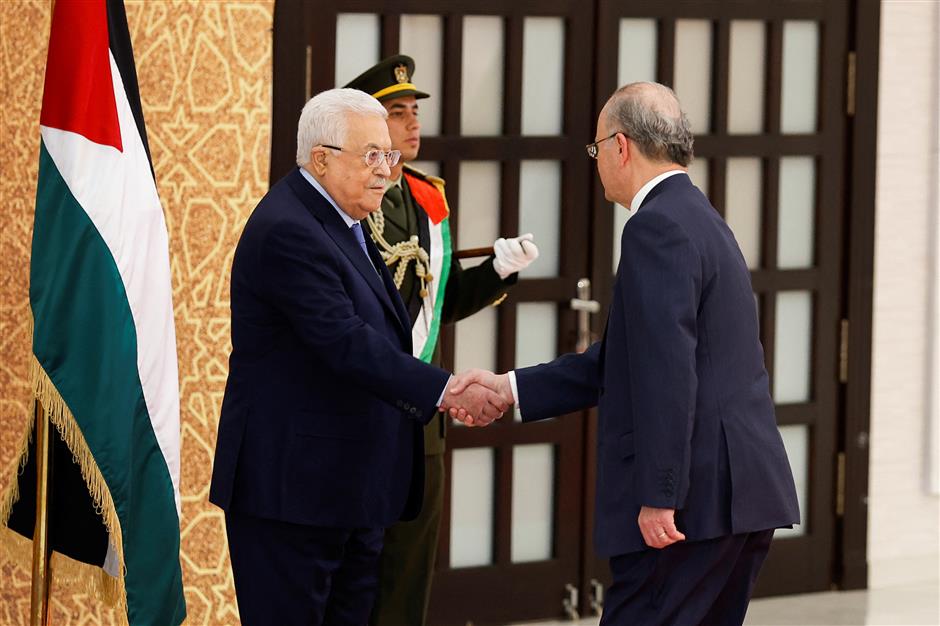 palestinian new government sworn in