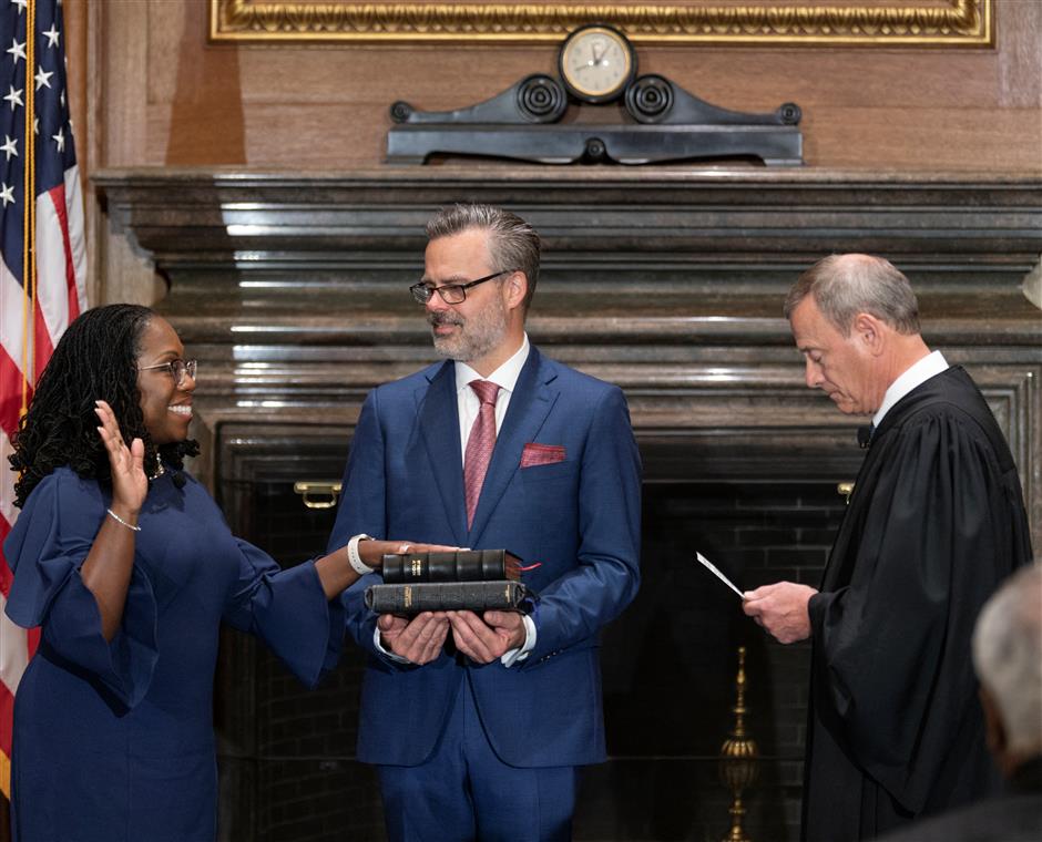 1st african-american woman sworn in as us supreme court justice