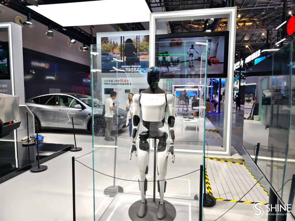 robots, ai models and future transport on show at waic 2024