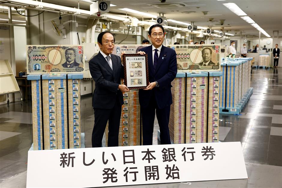 high-tech cash: japan launches banknotes with hologram portraits