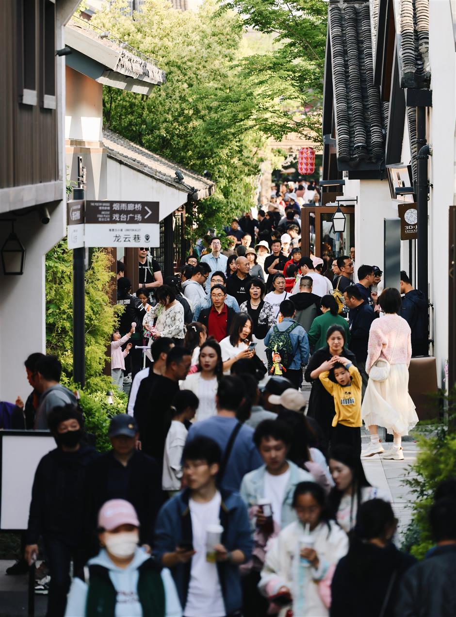 shanghai basks in glow of surging may day holiday tourism