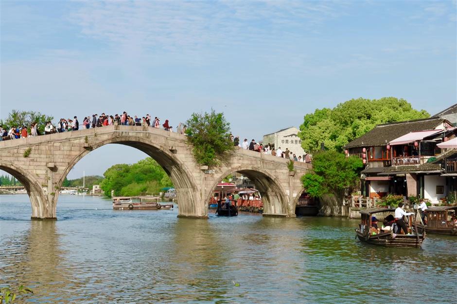 shanghai basks in glow of surging may day holiday tourism