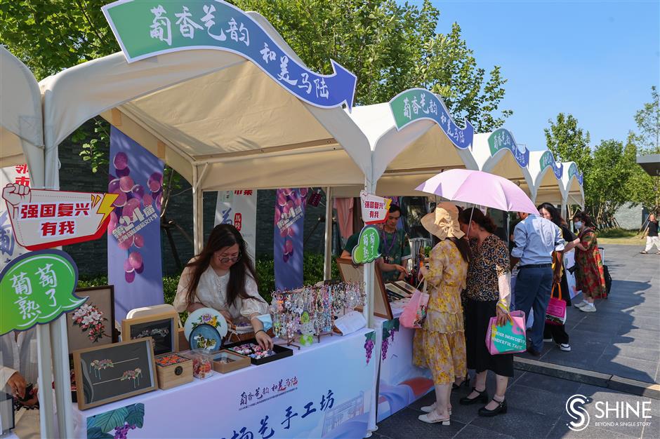 expatriates try their hands at picking grapes