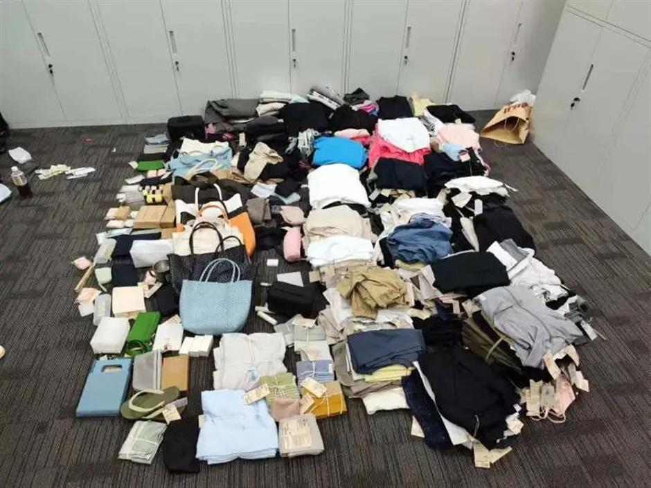 couple detained for allegedly stealing 500,000 yuan worth of clothing from muji stores