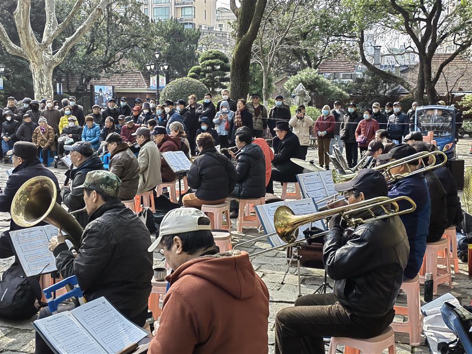 the night owls are out in shanghai parks as city green spaces open 24/7