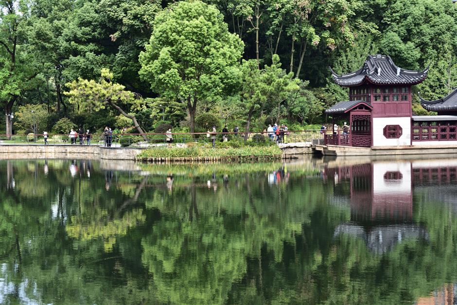 the night owls are out in shanghai parks as city green spaces open 24/7