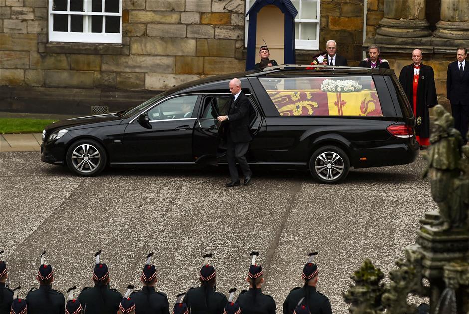 king charles to fly to scotland to join sombre procession of queen's coffin