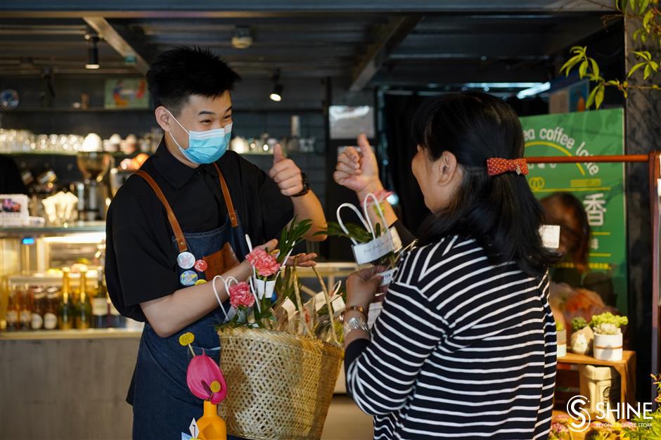 shanghai's success in employing the disabled extends 'paw' overseas