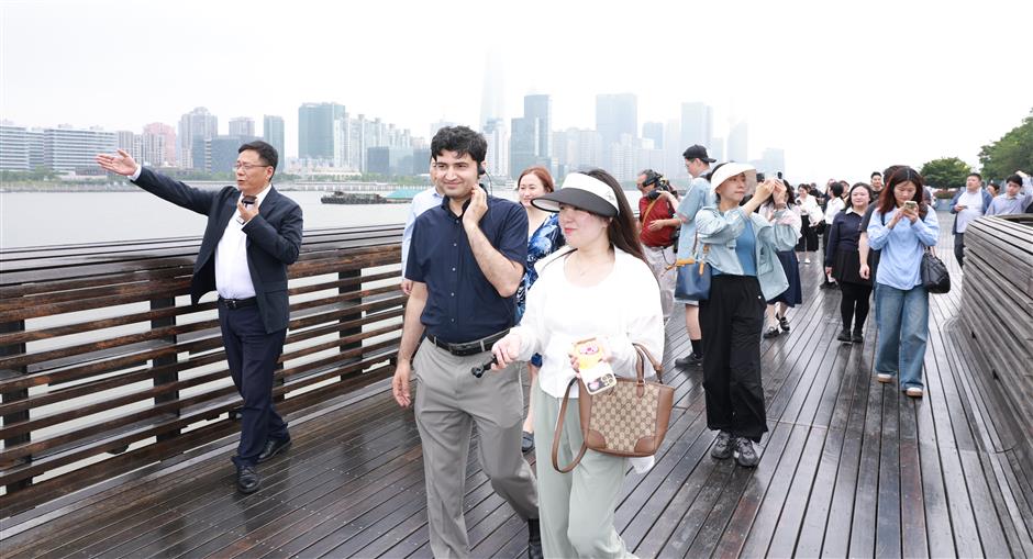 foreign reporters explore yangpu's innovation and renewal