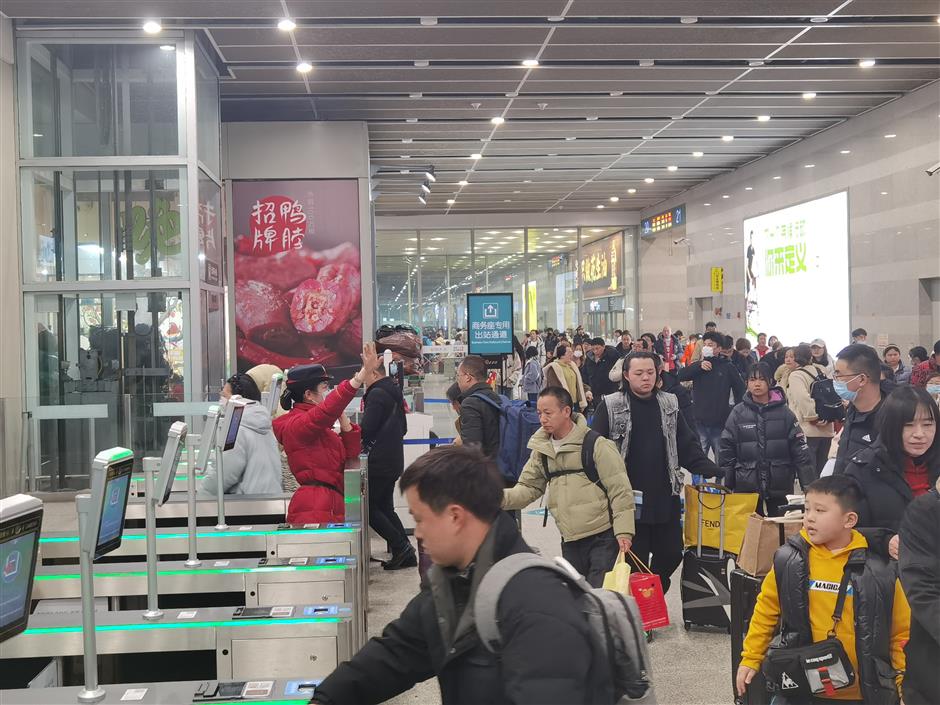 shanghai rail stations ready for returning travel rush