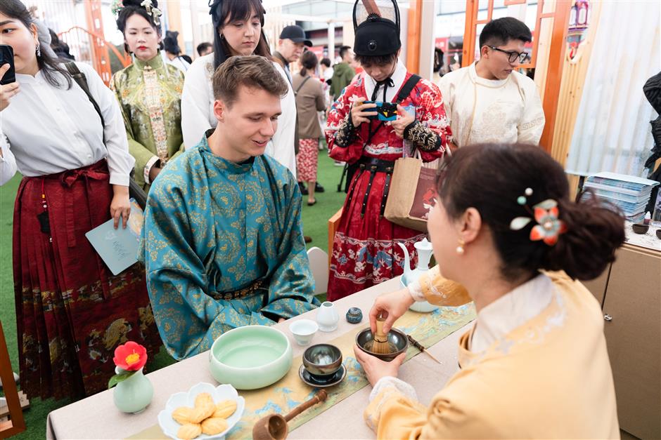 foreign students enjoy chinese culture at china-chic bazaar