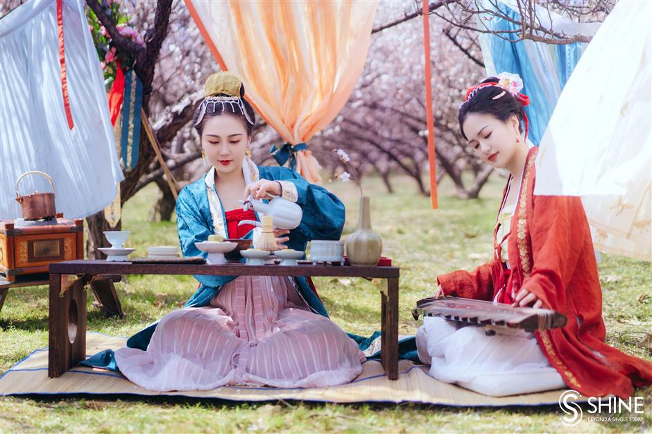 outdoor tea parties of chinese people who lived a thousand years ago