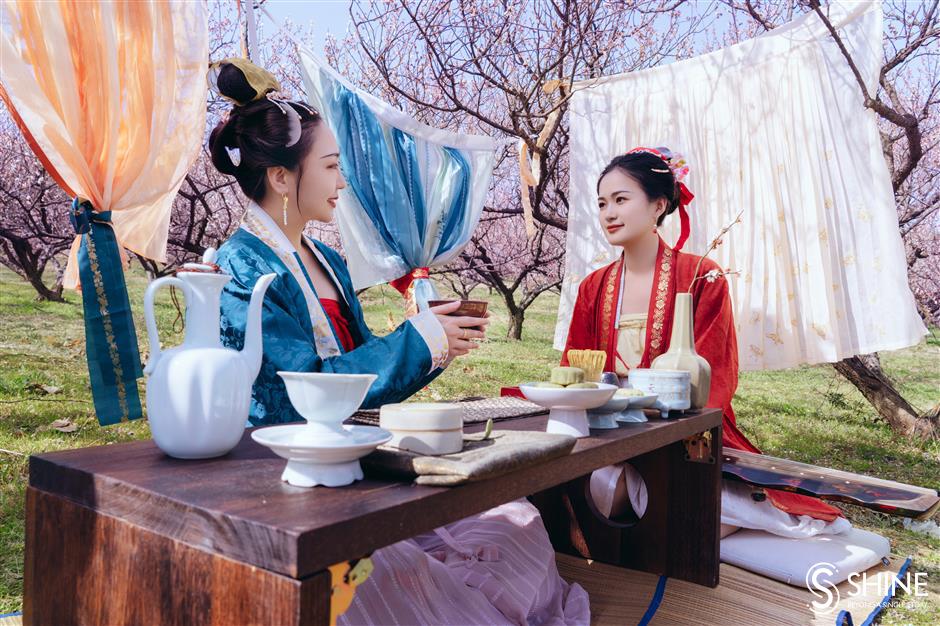 outdoor tea parties of chinese people who lived a thousand years ago