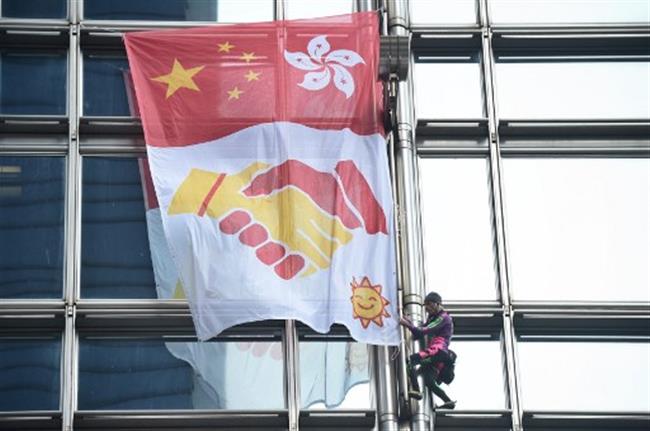 'french spiderman' unfurls peace banner in hk