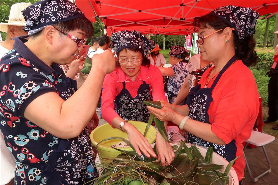 locals enjoy folk activities marking dragon boat festival