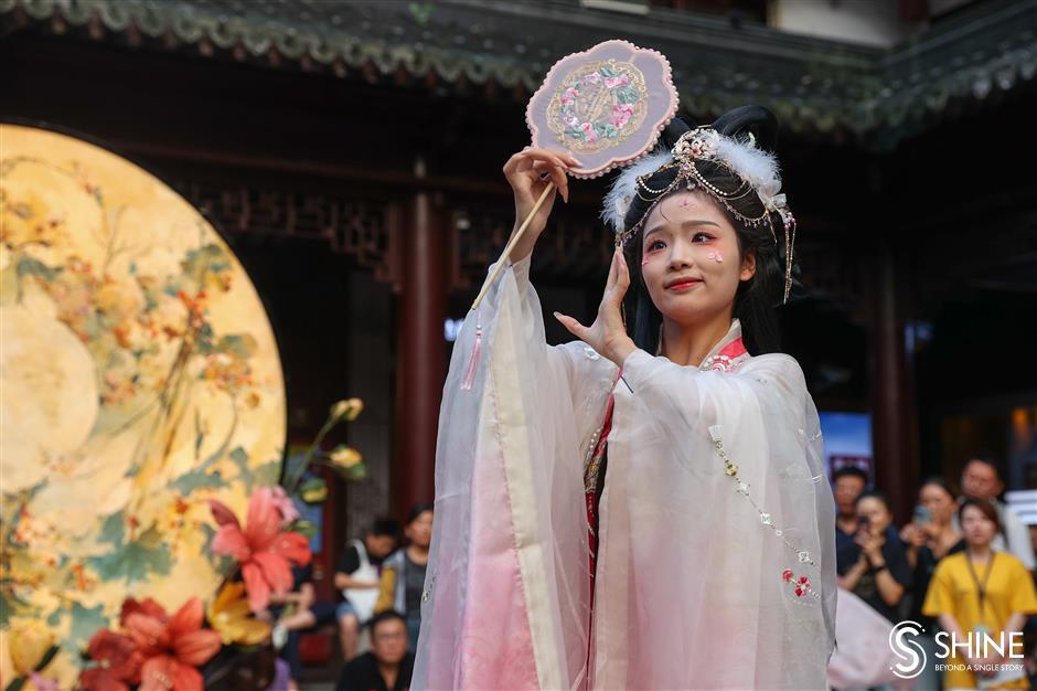 mid-autumn celebration kicks off at shanghai's yuyuan garden malls