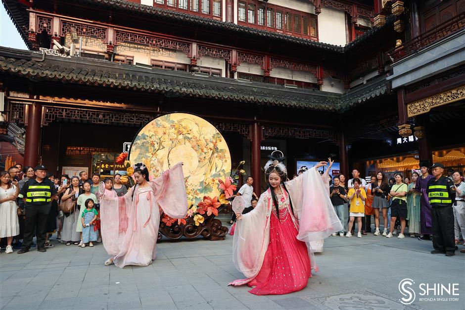 mid-autumn celebration kicks off at shanghai's yuyuan garden malls