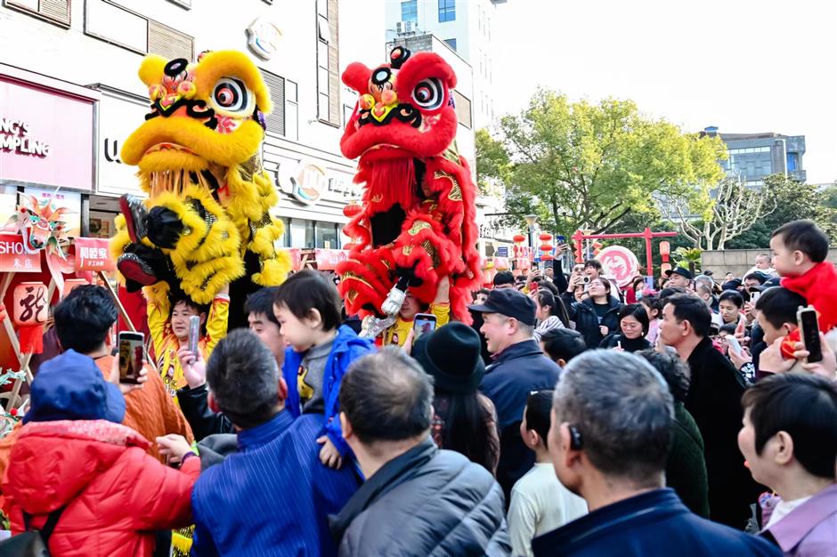 sunny outlook as travelers enjoy spring festival