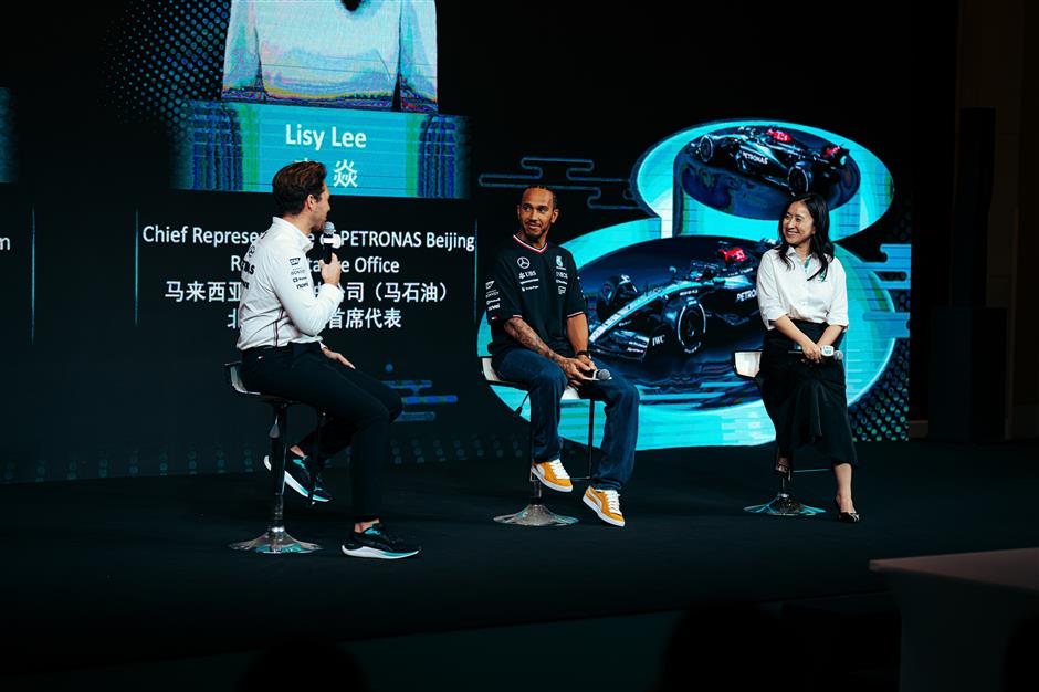 hamilton interacts with students in shanghai