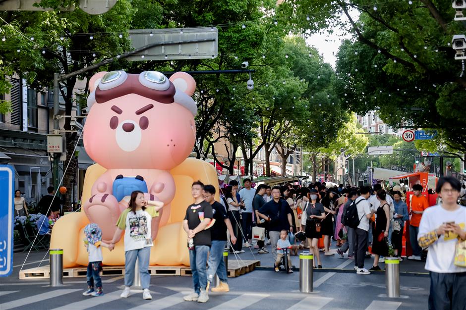 take a weekend stroll down car-free daxue rd