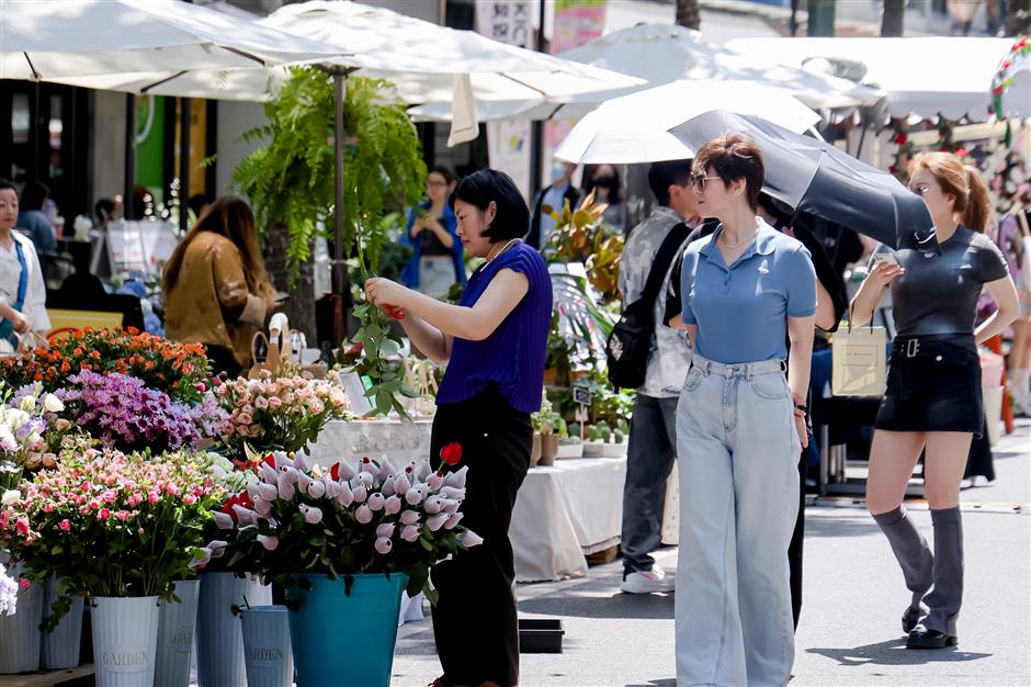 take a weekend stroll down car-free daxue rd