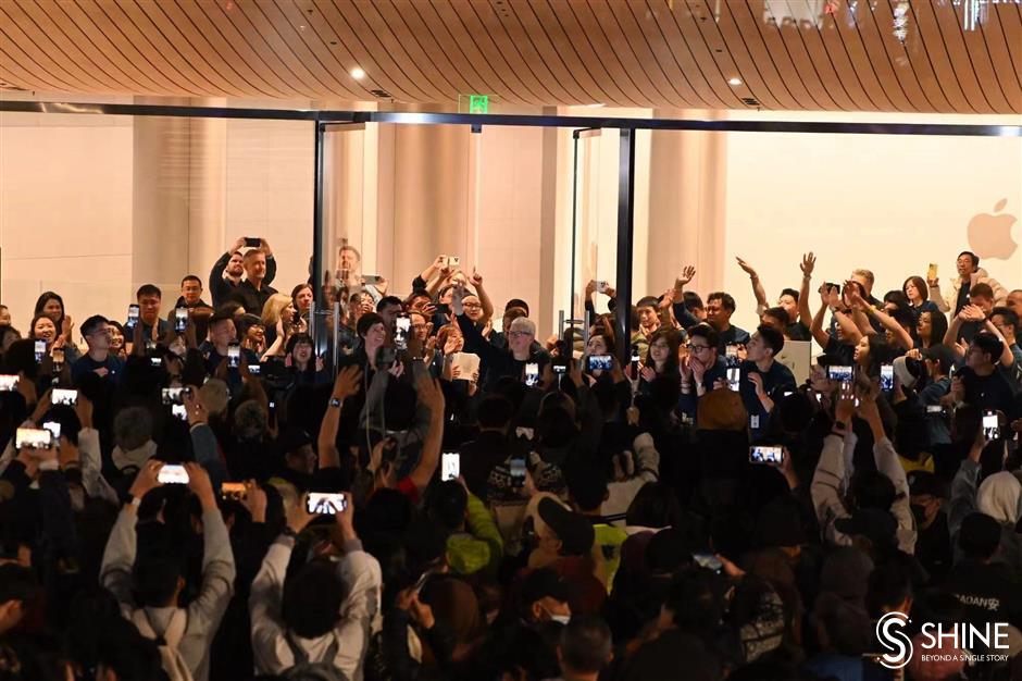 tim cook opens asia's biggest apple store