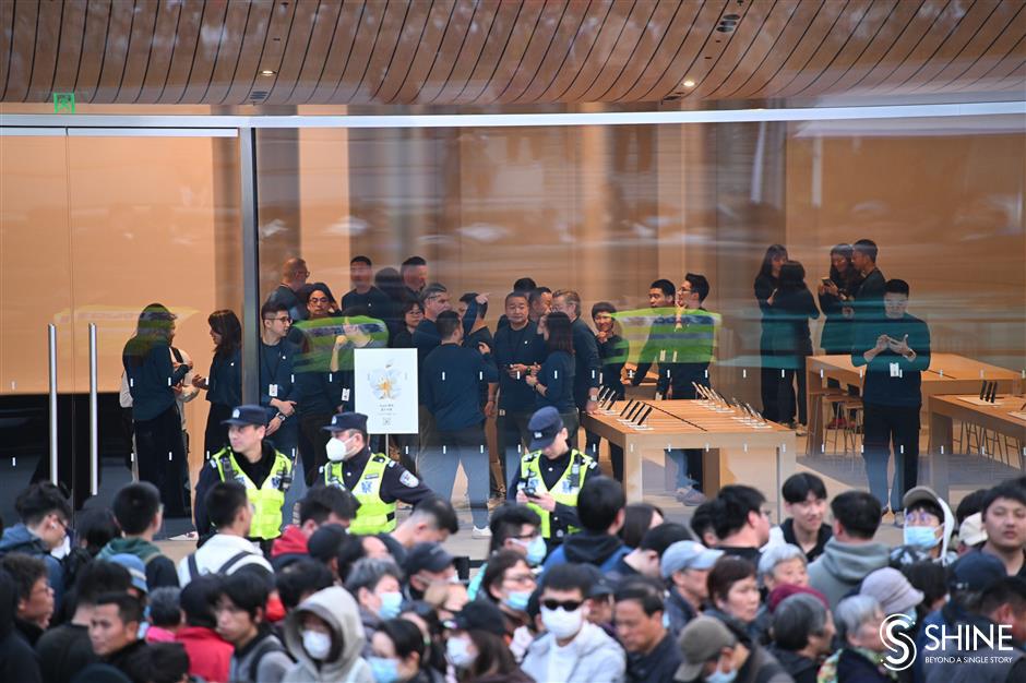 tim cook opens asia's biggest apple store