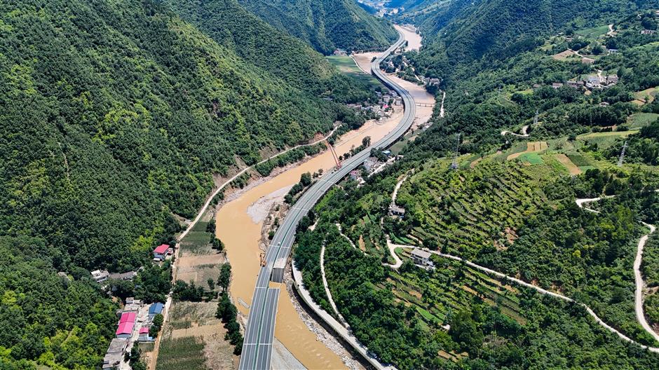 15 confirmed dead in northwest china bridge collapse