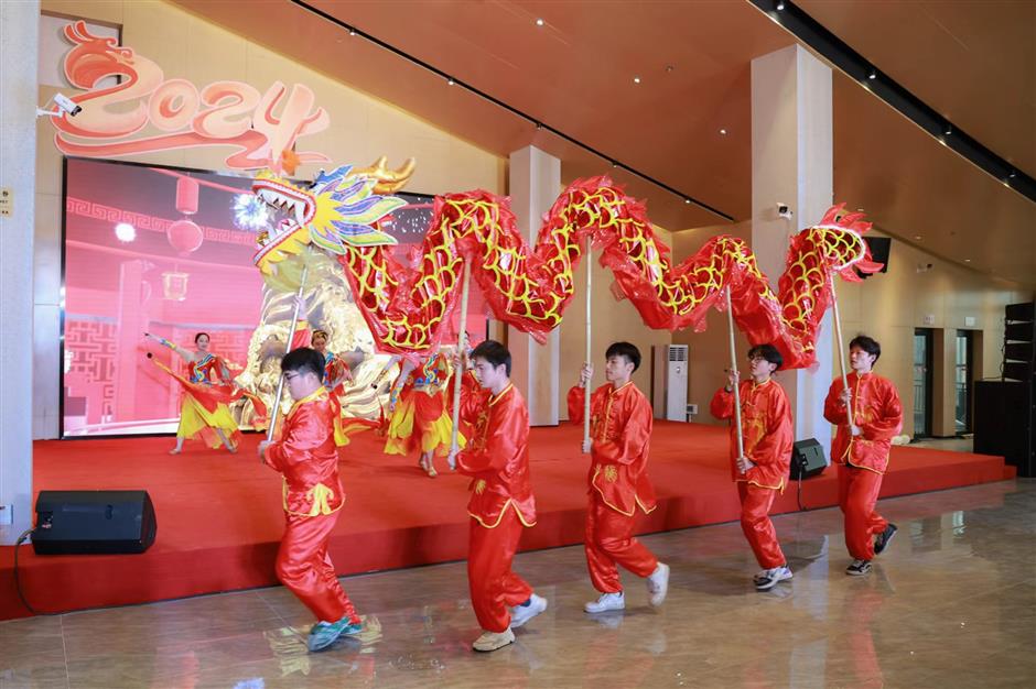 relocated residents in jinze enjoy cultural event in lead-up to chinese new year