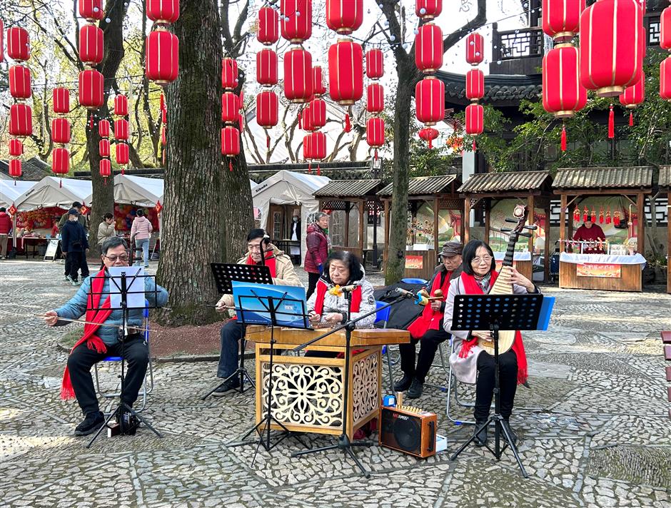 popular tourist spots in jiading attract large crowds