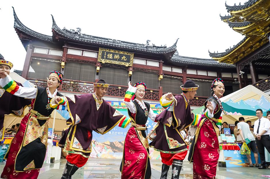 yuyuan garden plays host to beautiful bayi