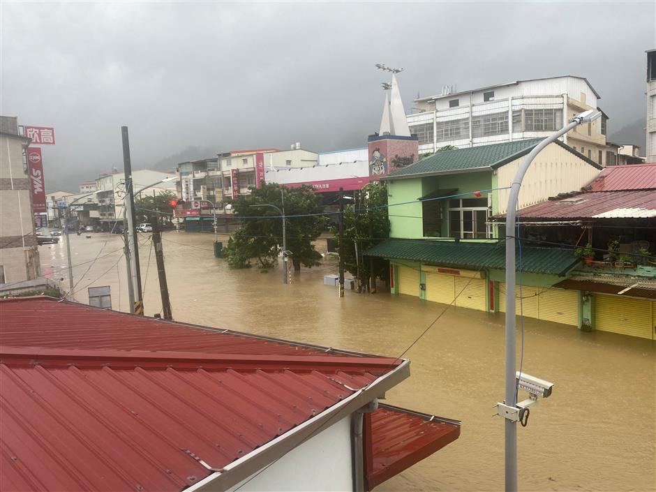 typhoon gaemi leaves 3 dead, 380 injured in taiwan