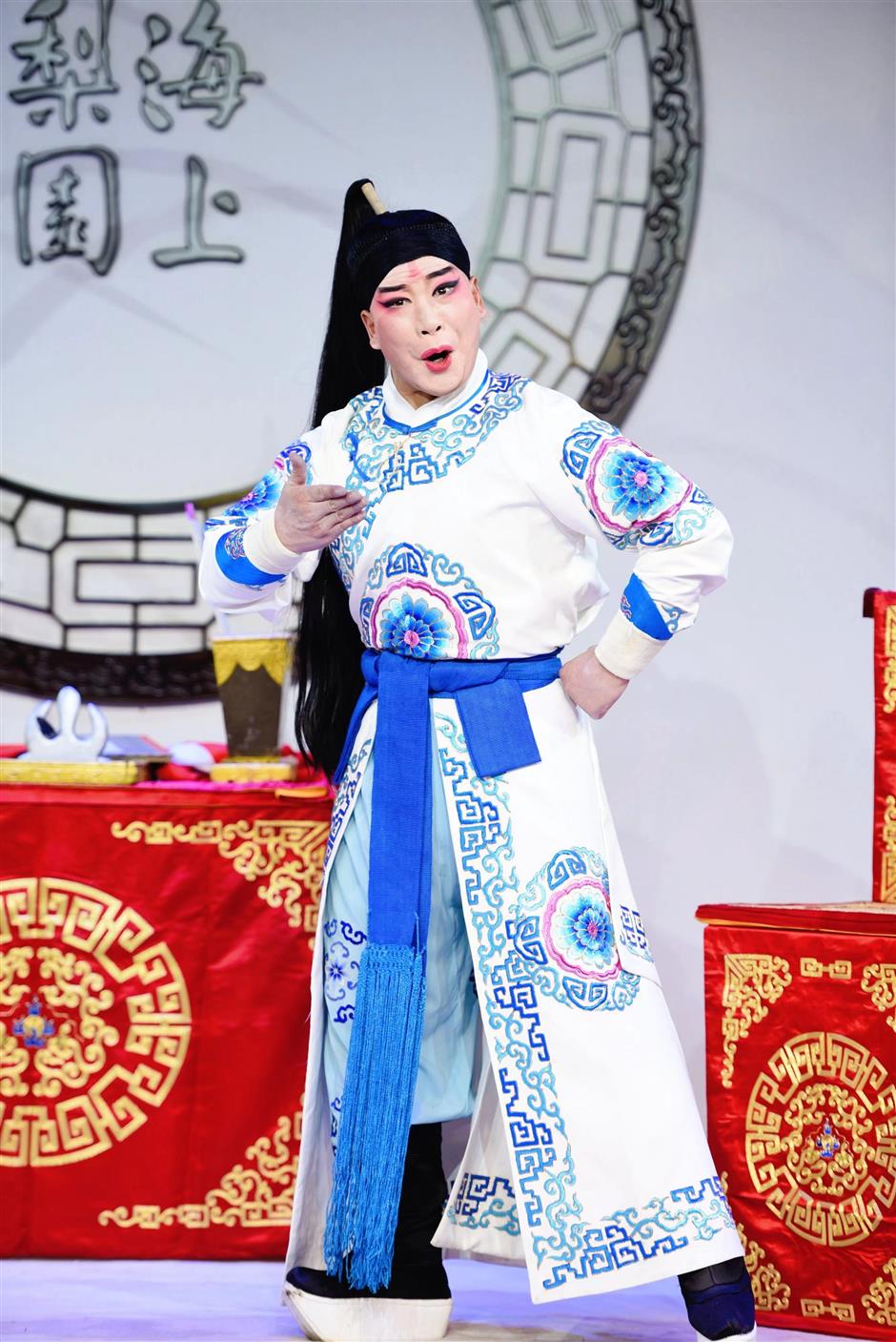 yuju opera hits high note in small theater