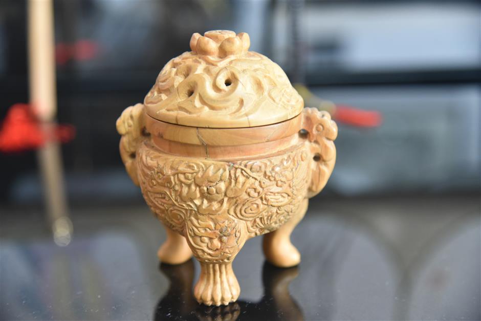 jiading resident keeps alive the fine art of bamboo root carving