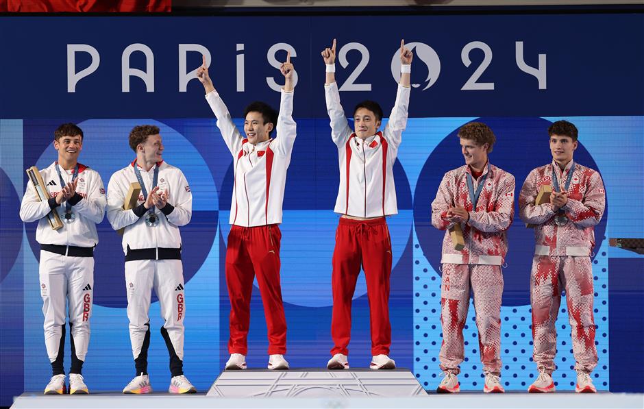 china's lian junjie and yang hao win men's synchro 10m platform at paris olympics