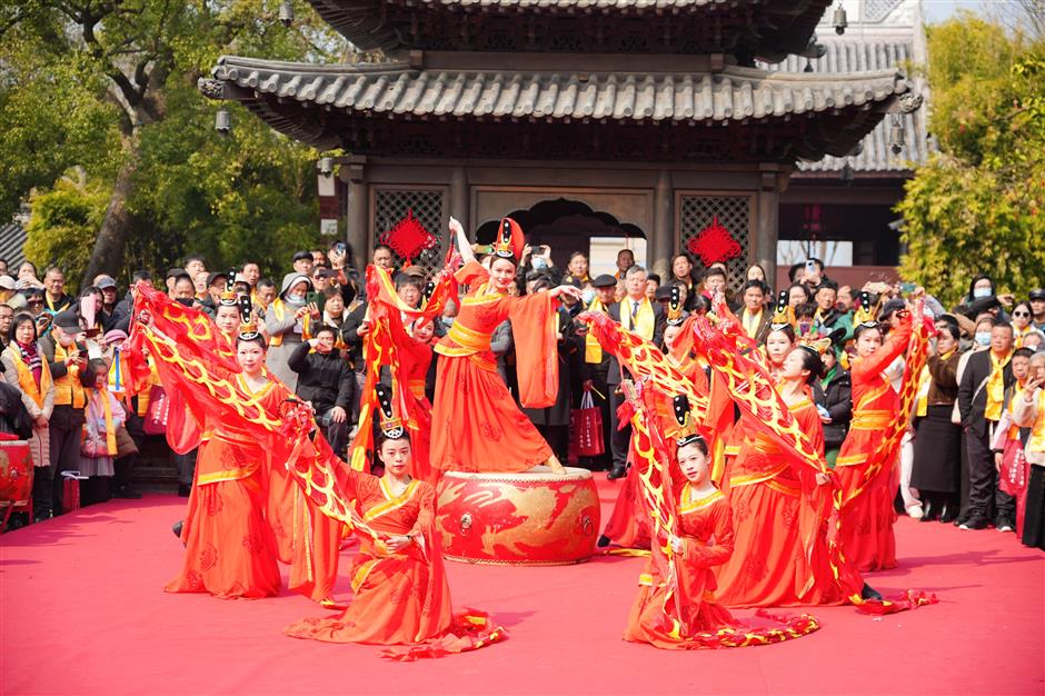 descendants pay homage to king qian of the wuyue kingdom