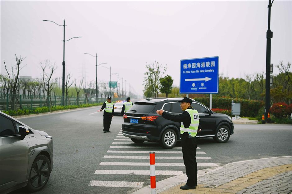 more people go tomb sweeping ahead of qingming festival