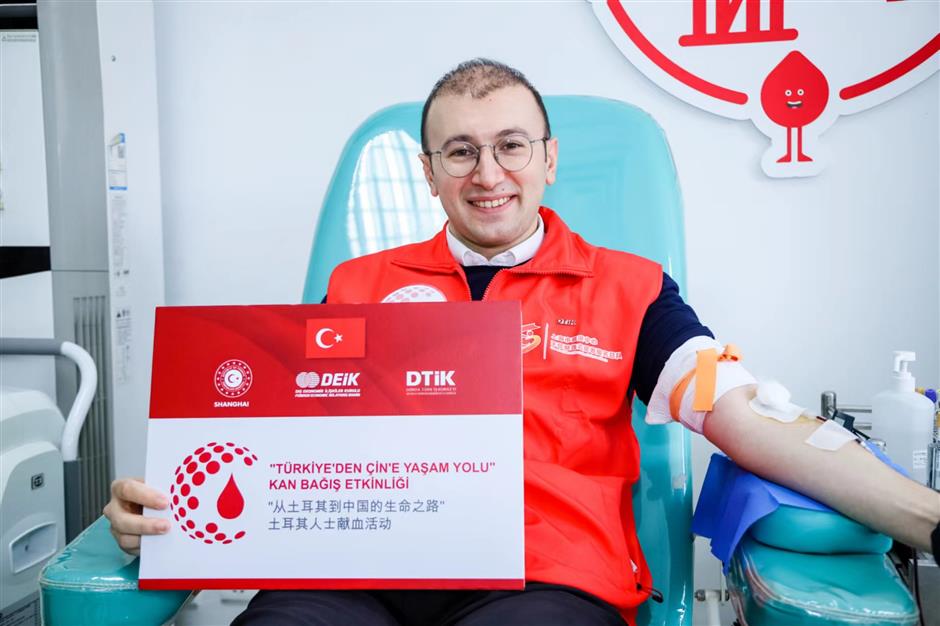 turkish expatriates gives thanks with blood donation