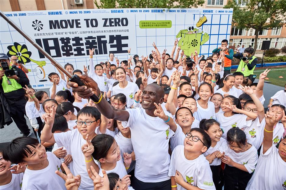 kipchoge, li na promote 'recycle a shoe' campaign