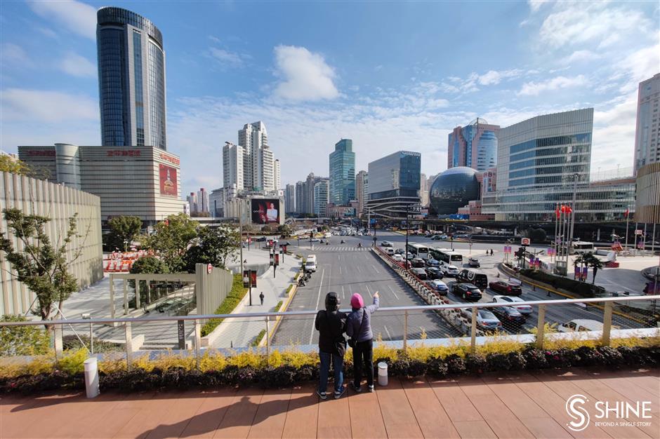 shanghai's skywalks take 'crossing the street' to new levels