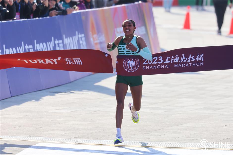 kenyan runner creates new record for shanghai marathon